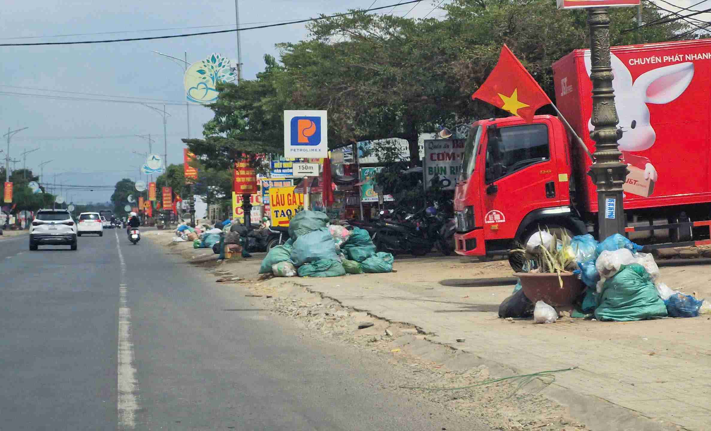 Rác thải ứ đọng chất đống bốc mùi hôi thối trên Quốc lộ 20, đoạn qua xã Ninh Gia trước khi Báo Lao Động có bài phản ánh. Ảnh: Phúc Khánh 
