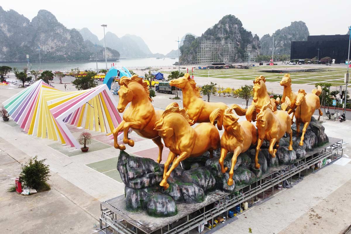 Cụm linh vật 8 chú ngựa 