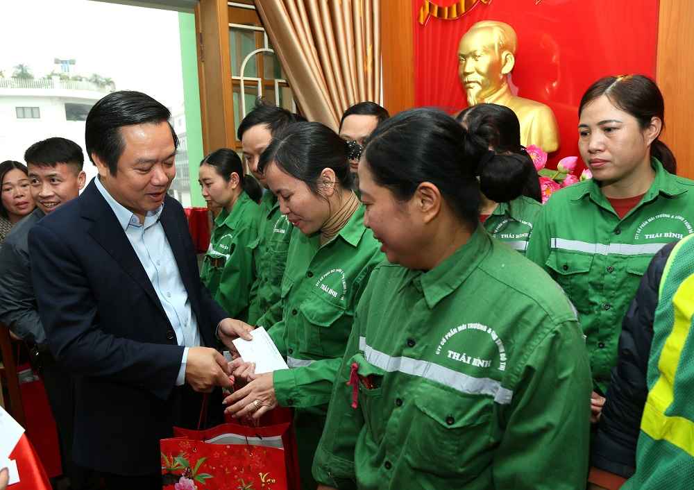Chủ tịch UBND tỉnh Phạm Quang Ngọc tặng quà Tết cho công nhân Công ty Cổ phần Môi trường và Công trình đô thị Thái Bình.