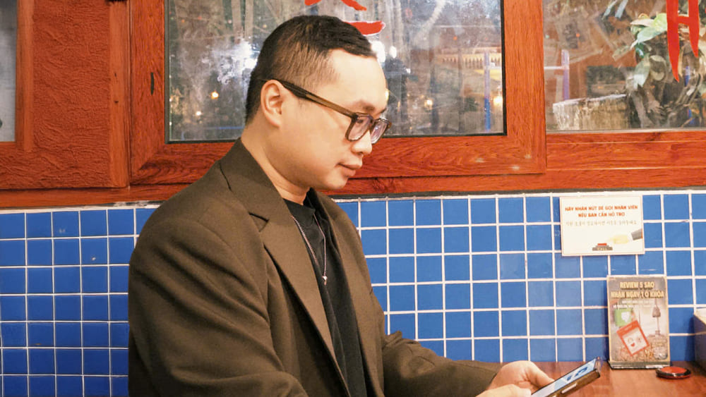 A light brown blazer will be the perfect choice for guys when going on Valentine's dates. Photo: Tuan Dat