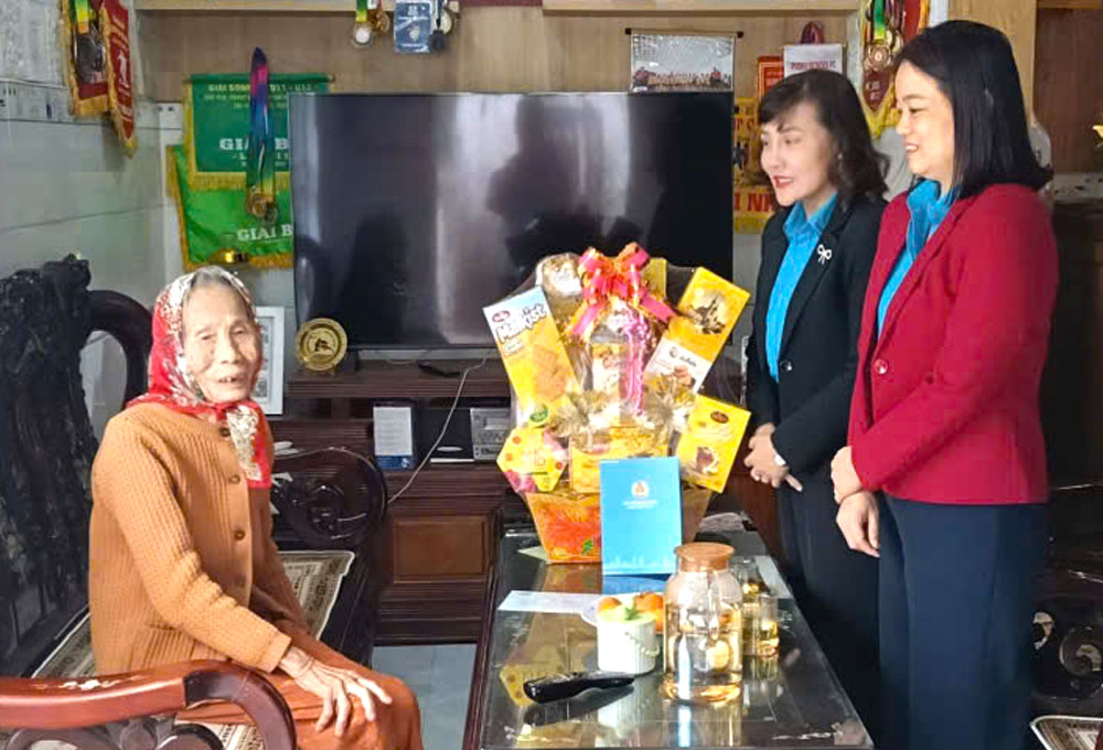 Ms. Nguyen Thi Ngoc Anh - Vice President of the Da Nang City Labor Federation (2nd from the left) presents Tet gifts to Mother Nguyen Thi Lu. Photo: Da Nang Trade Union.