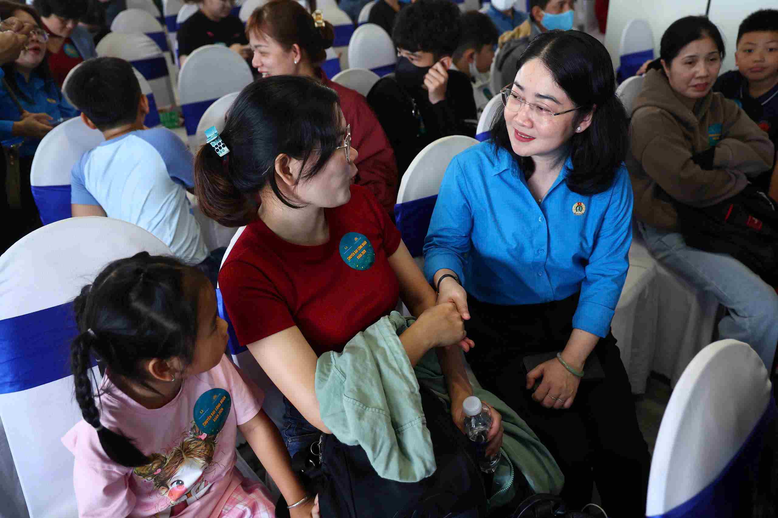 Bà Nguyễn Kim Loan - Phó Chủ tịch LĐLĐ TPHCM nói chuyện, động viên các đoàn viên trước khi lên máy bay. Ảnh: Anh Tú