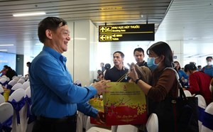 Staying up all night waiting for the Trade Union flight to take them home for Tet