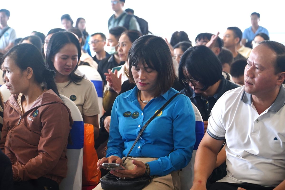 Chị Thúy Ngần (quê Hải Dương) đã 26 năm chưa về quê đón Tết. Trước khi lên máy bay, chị Ngần nhắn tin cho gia đình an tâm. Ảnh: Minh Tâm