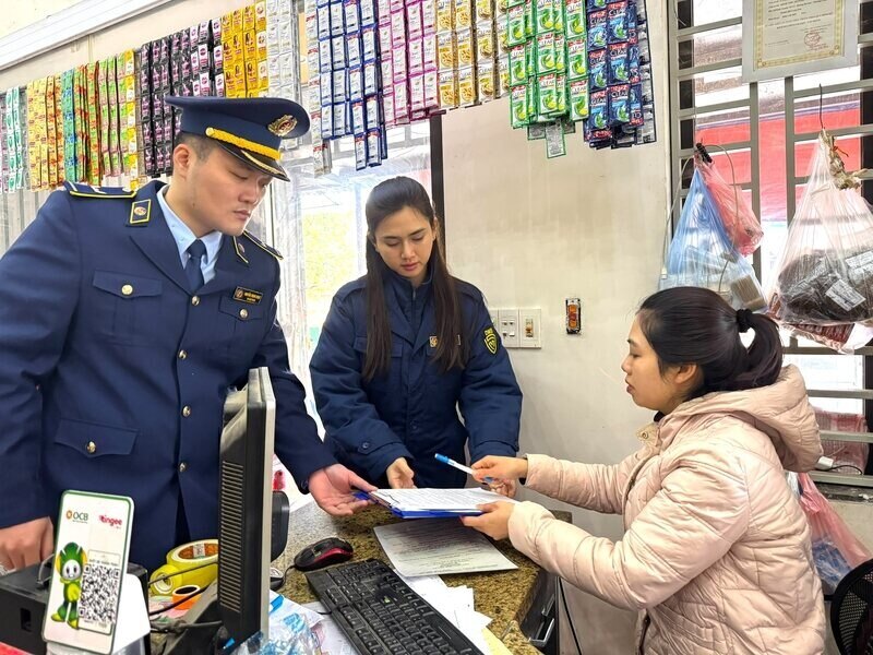Following the Lang Son Market Management force on the eve of Tet. Photo: Khanh Linh