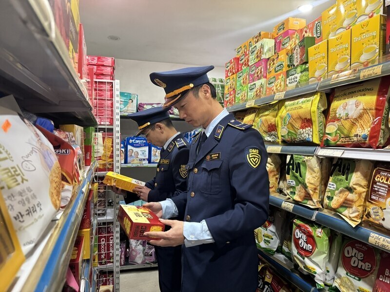 Đội QLTT số 1 Lạng Sơn kiểm tra hàng hoá tại phường Tam Thanh, tỉnh Lạng Sơn. Ảnh: Khánh Linh