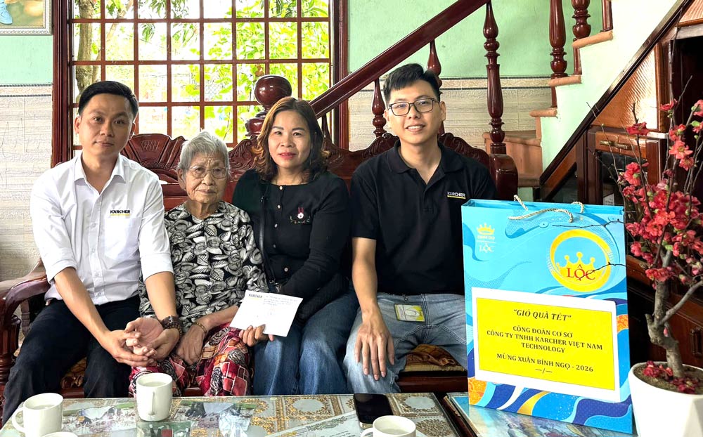 Representatives of the Trade Union of Karcher Vietnam Technology Co., Ltd. present Tet gifts to Vietnamese Heroic Mother Nguyen Thi Cam. Photo: Da Nang Trade Union.