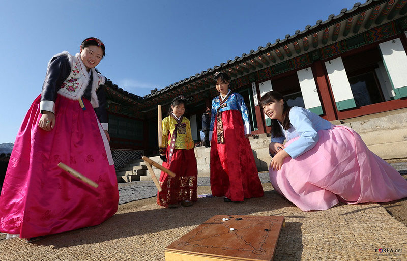 Koreans participate in playing yutnori chess during Seollal. Photo: South Korean Government