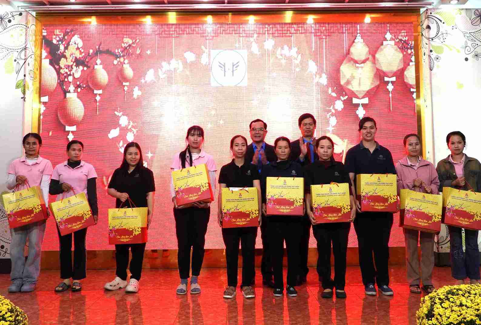 Tet gifts presented by Chairman of the Vietnam General Confederation of Labor Nguyen Dinh Khang to workers in Dak Lak during the Lunar New Year. Photo: Bao Trung