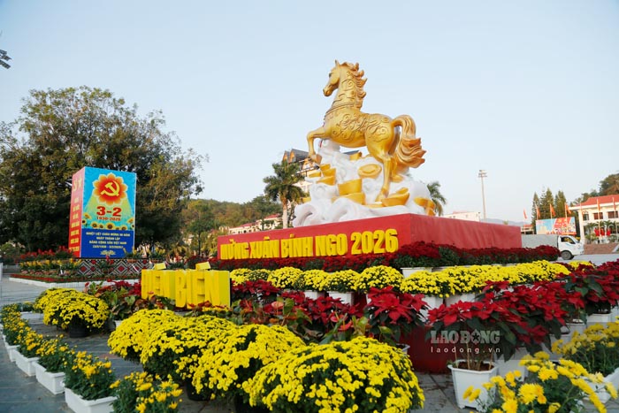 Linh vật Tết Bính Ngọ rực rỡ tại phường Điện Biên Phủ, tỉnh Điện Biên. Ảnh: Quang Đạt