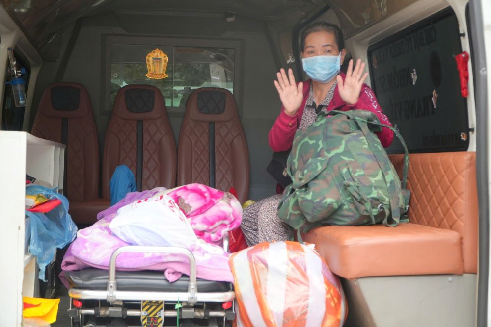 The meaningful bus takes patients in difficult circumstances in Da Nang home for Tet. Photo: Tran Thi