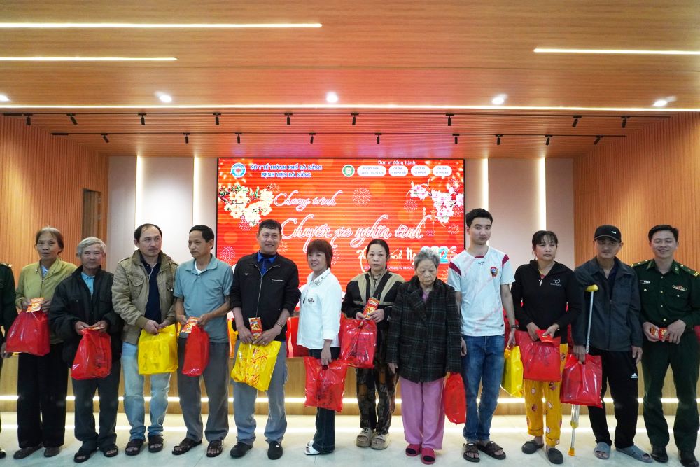 Bên cạnh những vé xe về quê đón tết, các bệnh nhận còn nhận nhiều món quà thiết thực và ý nghĩa. Ảnh: Trần Thi