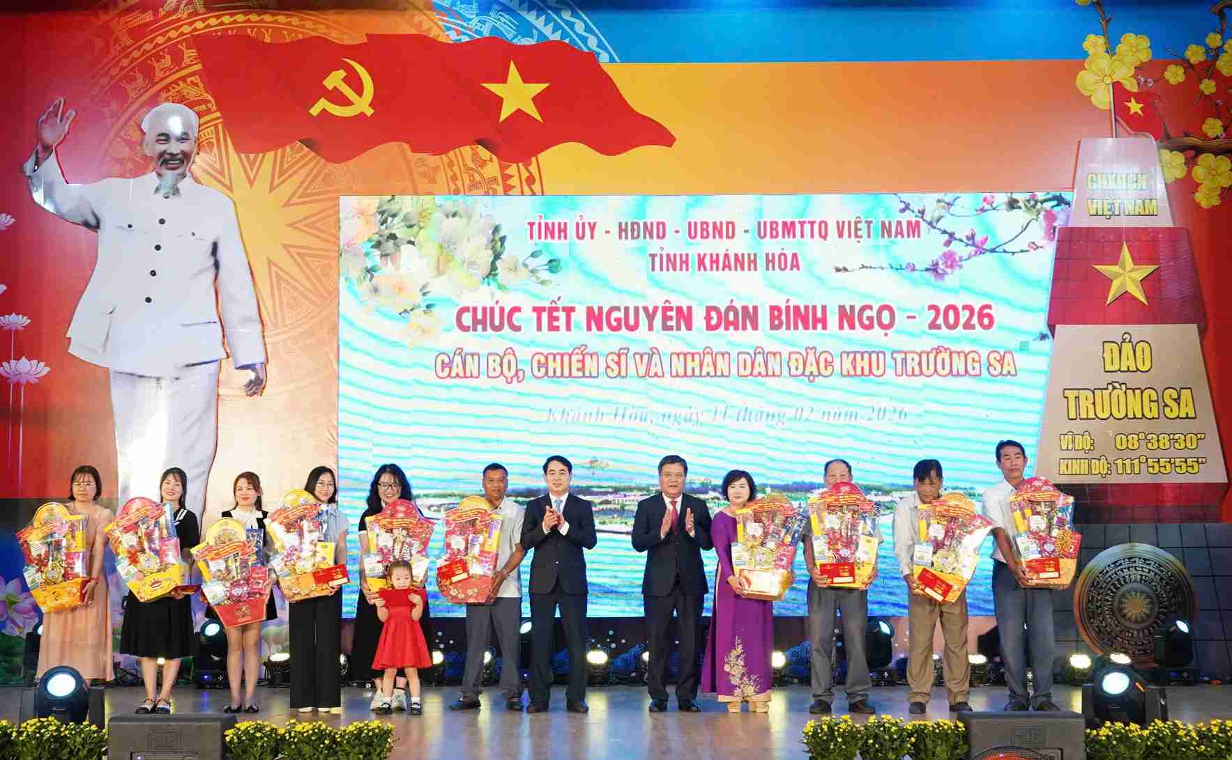 Many touching images at the television bridge wishing Tet to Truong Sa from the mainland. Photo: Duc Thao