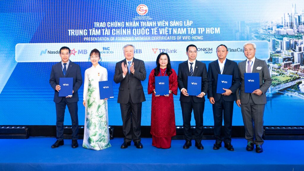 Representatives of SonKim Group honored to receive the founding member certificate at the launch ceremony of VIFC HCMC