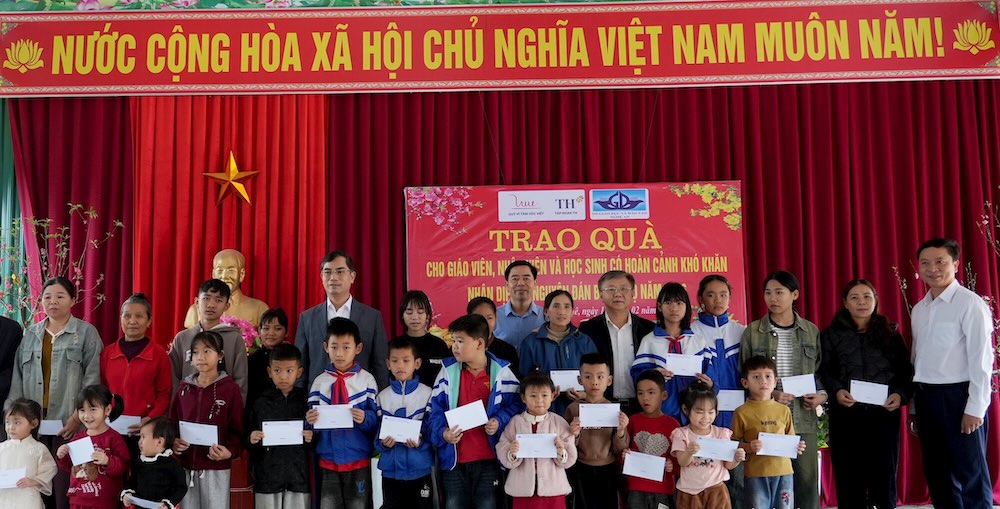 Nghe An Department of Education and Training and leaders of Chau Khe commune present gifts to students. Photo: My Ha