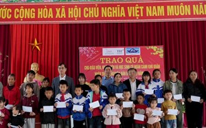 Nghe An Department of Education and Training presents Tet gifts to teachers and students in mountainous areas