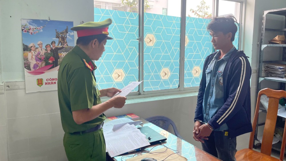 Thanh bị khởi tố về hành vi “Giao cấu với người từ đủ 13 đến dưới 16 tuổi”. Ảnh: CACC