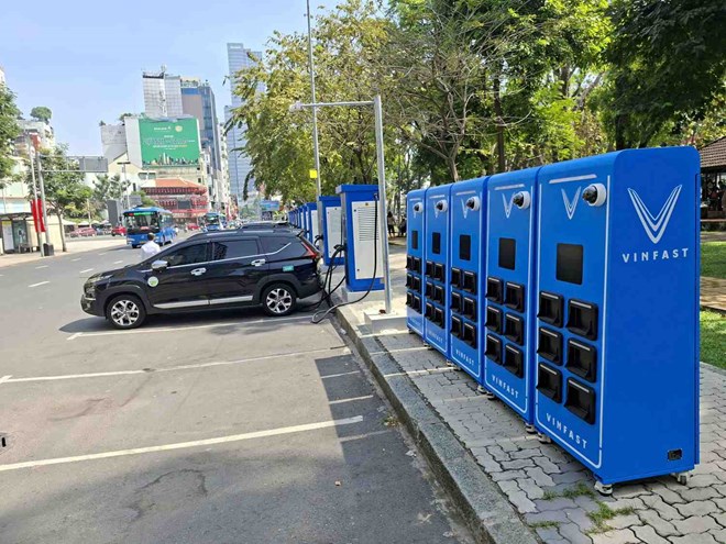 Electric motorbike battery exchange cabinet placed on the sidewalk in the central area of Ho Chi Minh City. Photo: Minh Quan