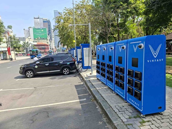 TPHCM công bố 52 vị trí lắp tủ đổi pin xe máy điện trên vỉa hè