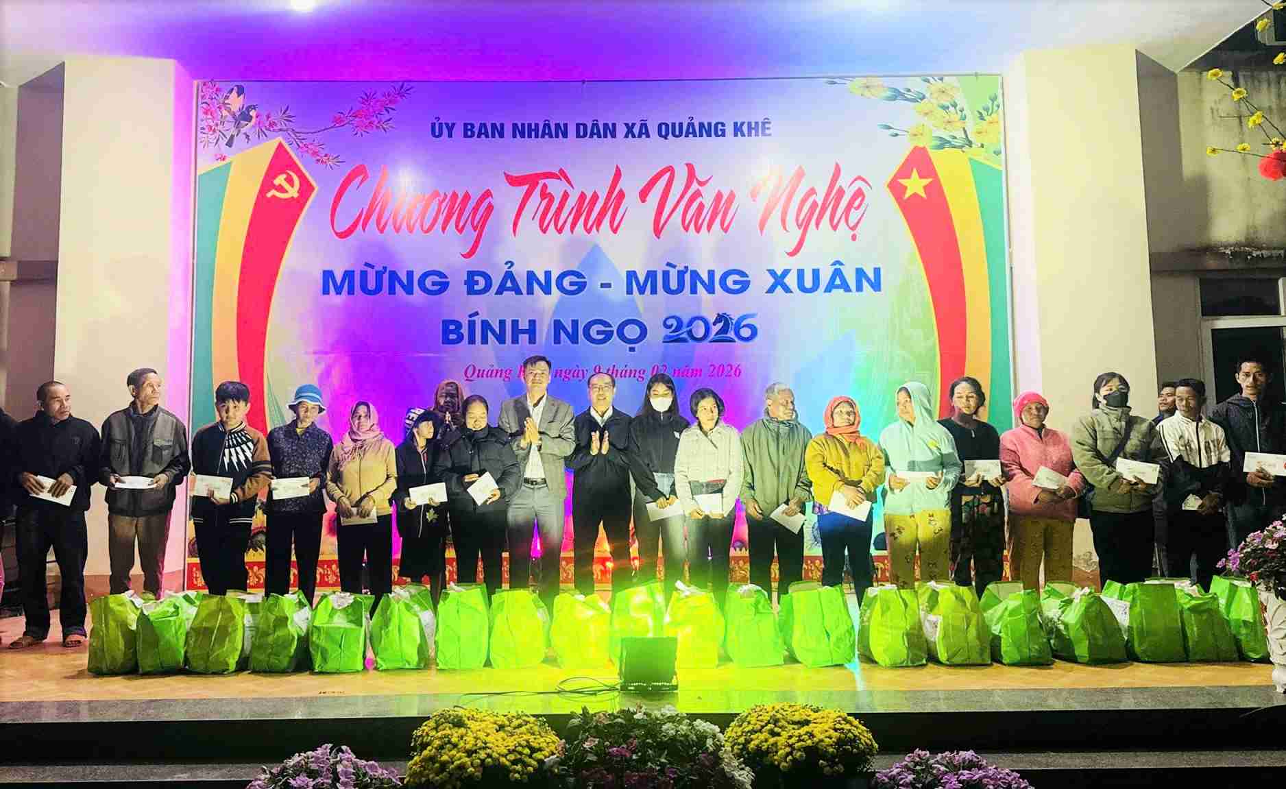 Dong Nai Hydropower Company presents Tet gifts to the poor in Lam Dong. Photo: Phuc Khanh