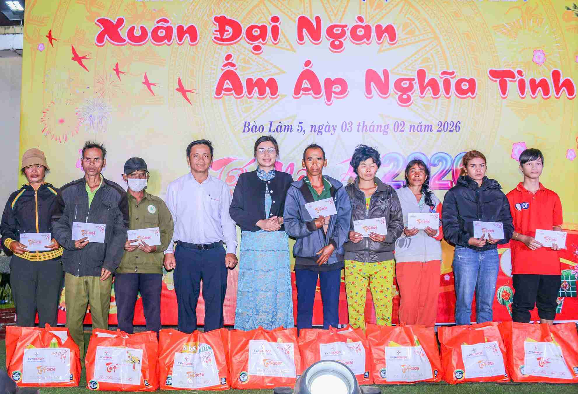 Ông Nguyễn Quang Vĩnh, Giám đốc Công ty Thủy điện Đồng Nai trao quà Tết cho người nghèo xã Bảo Lâm 5. Ảnh: Phúc Khánh 