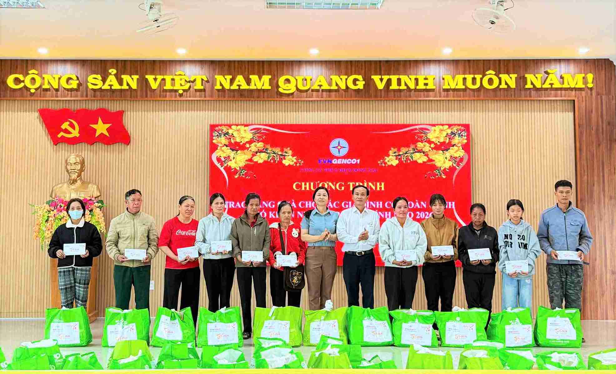 Đại diện Công ty Công ty Thủy điện Đồng Nai trao quà cho bà con tại xã Quảng Khê. Ảnh: Phúc Khánh 