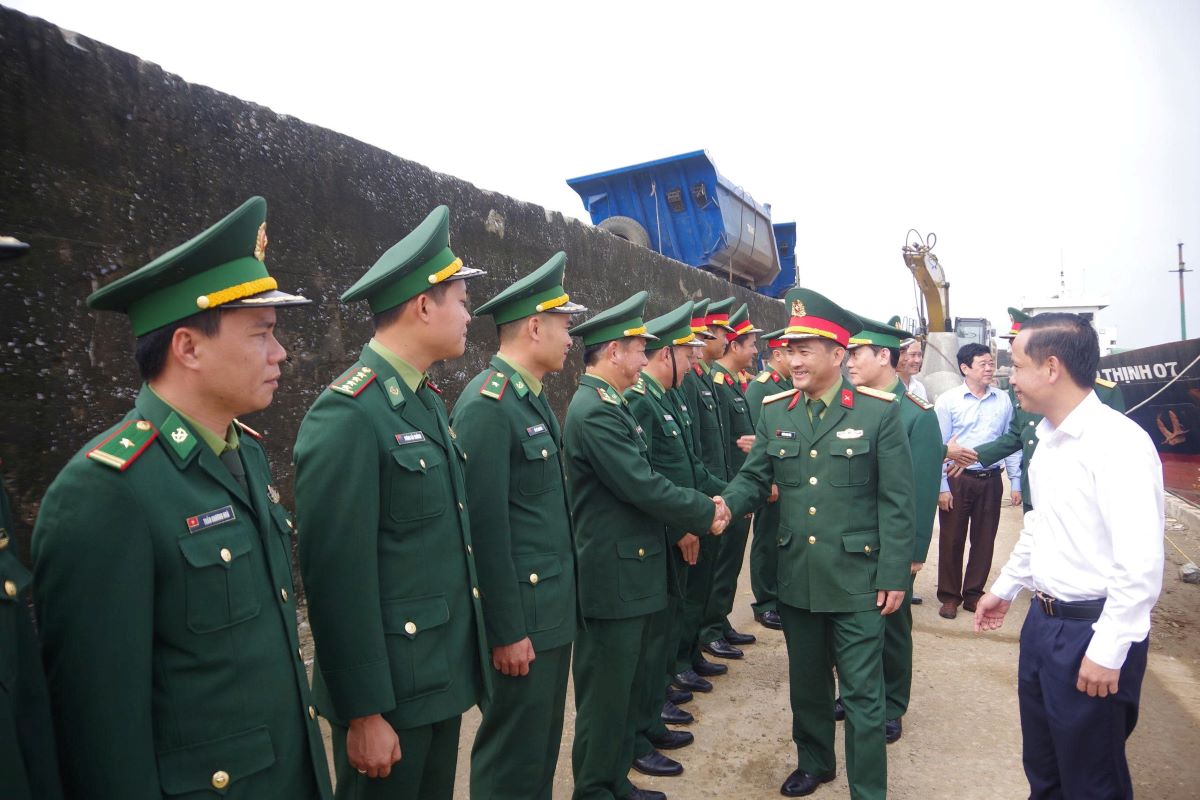 Comrade Colonel Doan Sinh Hoa, Commander of the Provincial Military Command, wishes Tet to officers and soldiers stationed in Con Co special zone. Photo: Xuan Dien