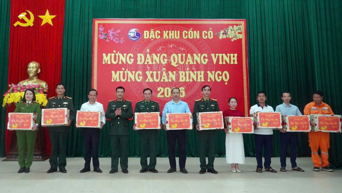 Đồng chí Đại tá Đoàn Sinh Hòa, Chỉ huy trưởng Bộ Chỉ huy Quân sự tỉnh trao quà cho Đảng ủy, UBND đặc khu Cồn Cỏ và các đơn vị trên đảo. Ảnh: Xuân Diện