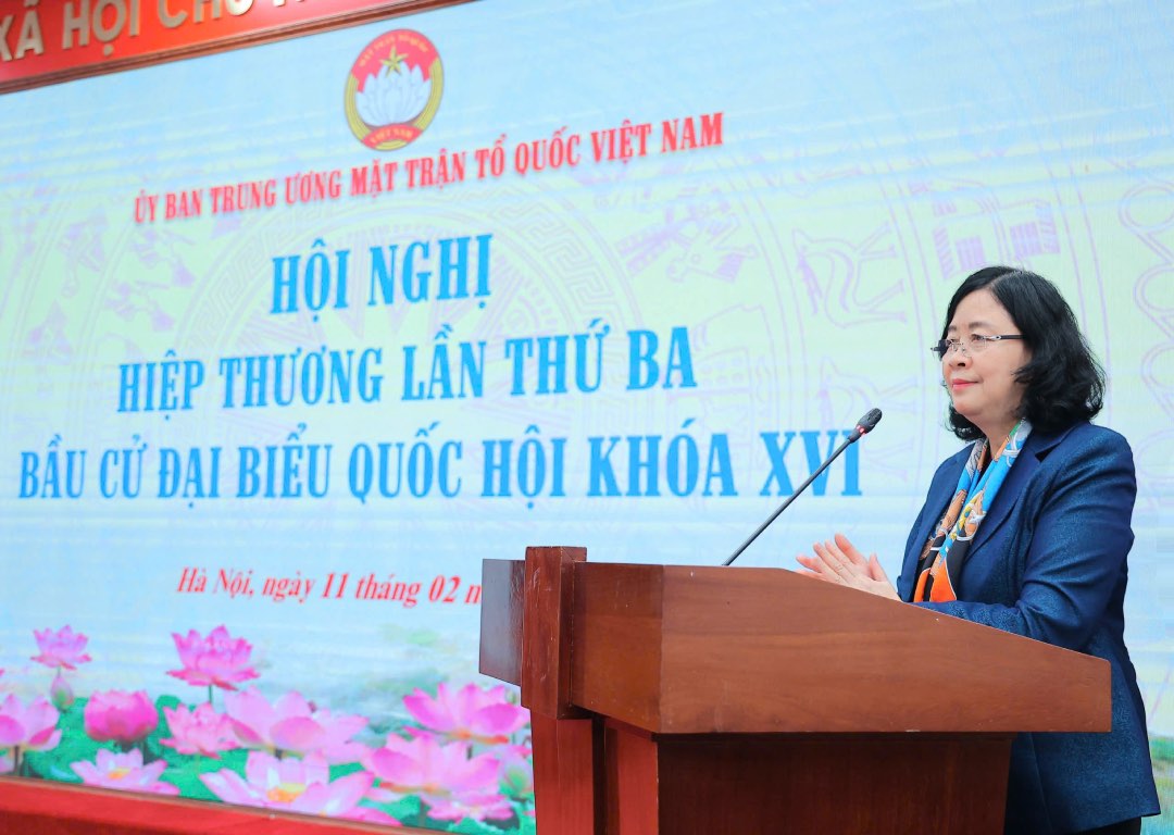 Ms. Bui Thi Minh Hoai - Member of the Politburo, Secretary of the Party Central Committee, Secretary of the Party Committee of the Fatherland Front, Central mass organizations, Chairman of the Central Committee of the Vietnam Fatherland Front, Vice Chairman of the National Election Council spoke at the conference. Photo: Hoai Nam