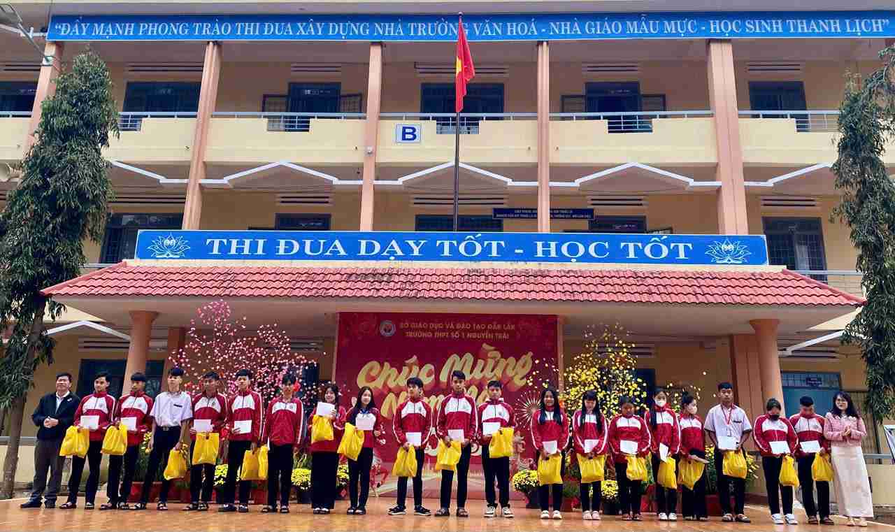Students of Nguyen Trai High School No. 1 (Dak Lak province) receive scholarships from philanthropists in the area. Photo: Bao Trung