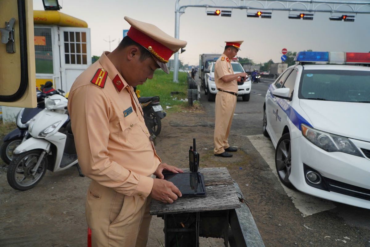 CSGT theo dõi, quan sát tình hình giao thông qua hệ thống camera và flycam để kịp thời điều tiết.