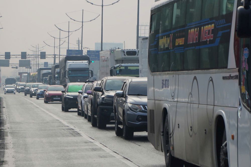 Phương tiện xếp hàng dài trên đường dẫn vào cao tốc.