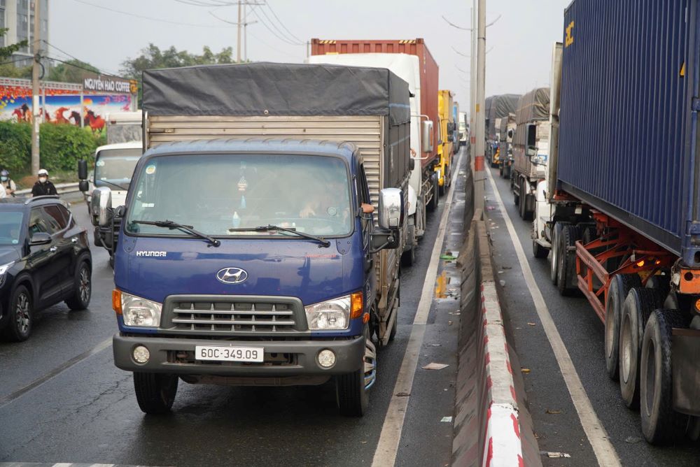 Phương tiện ùn ứ kéo dài, nhiều thời điểm phải đứng yên tại chỗ.
