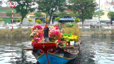 Flower boats from the Mekong Delta connect the spring rhythm by the Tau Hu canal, Ho Chi Minh City. Photo: Mai Anh