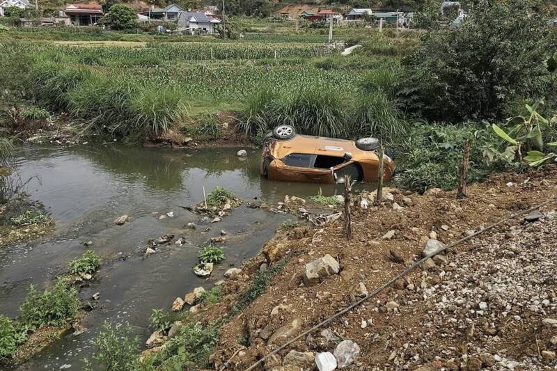 Hiện trường xe con bị húc văng xuống suối khu vực bản Nà Hạ 2, xã Chiềng Mung. Ảnh: Ngọc Khiêm