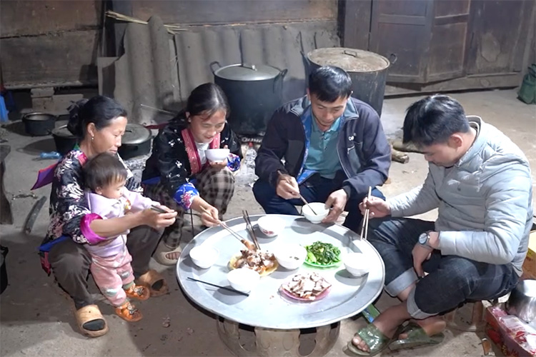 People in Dien Bien highland commune use the national grid lighting before the Binh Ngo Lunar New Year 2026. Photo: Van Hien