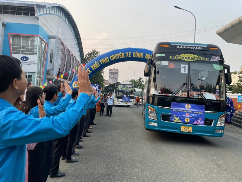 Buses taking workers from the North home for Tet. Photo: Dinh Trong