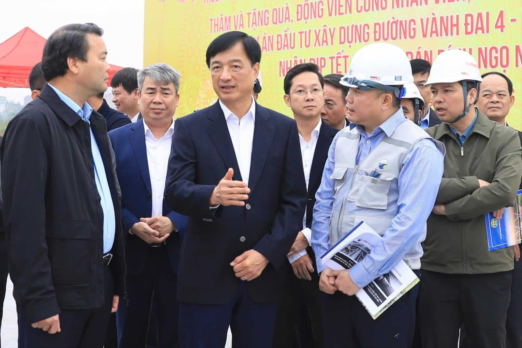 Politburo member, Secretary of the Hanoi Party Committee Nguyen Duy Ngoc inspects the construction progress of Hong Ha bridge. Photo: Quang Thai
