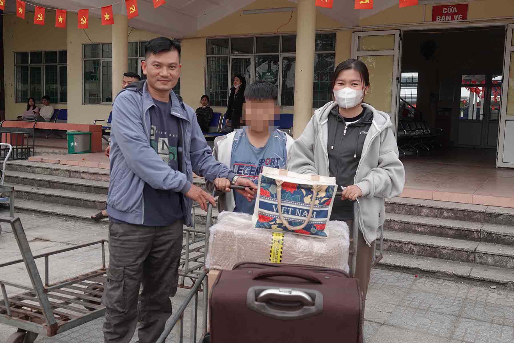 This Tet, Mr. Duong's family reunited with relatives in his hometown thanks to the Trade Union giving train tickets. Photo: Tran Tuan