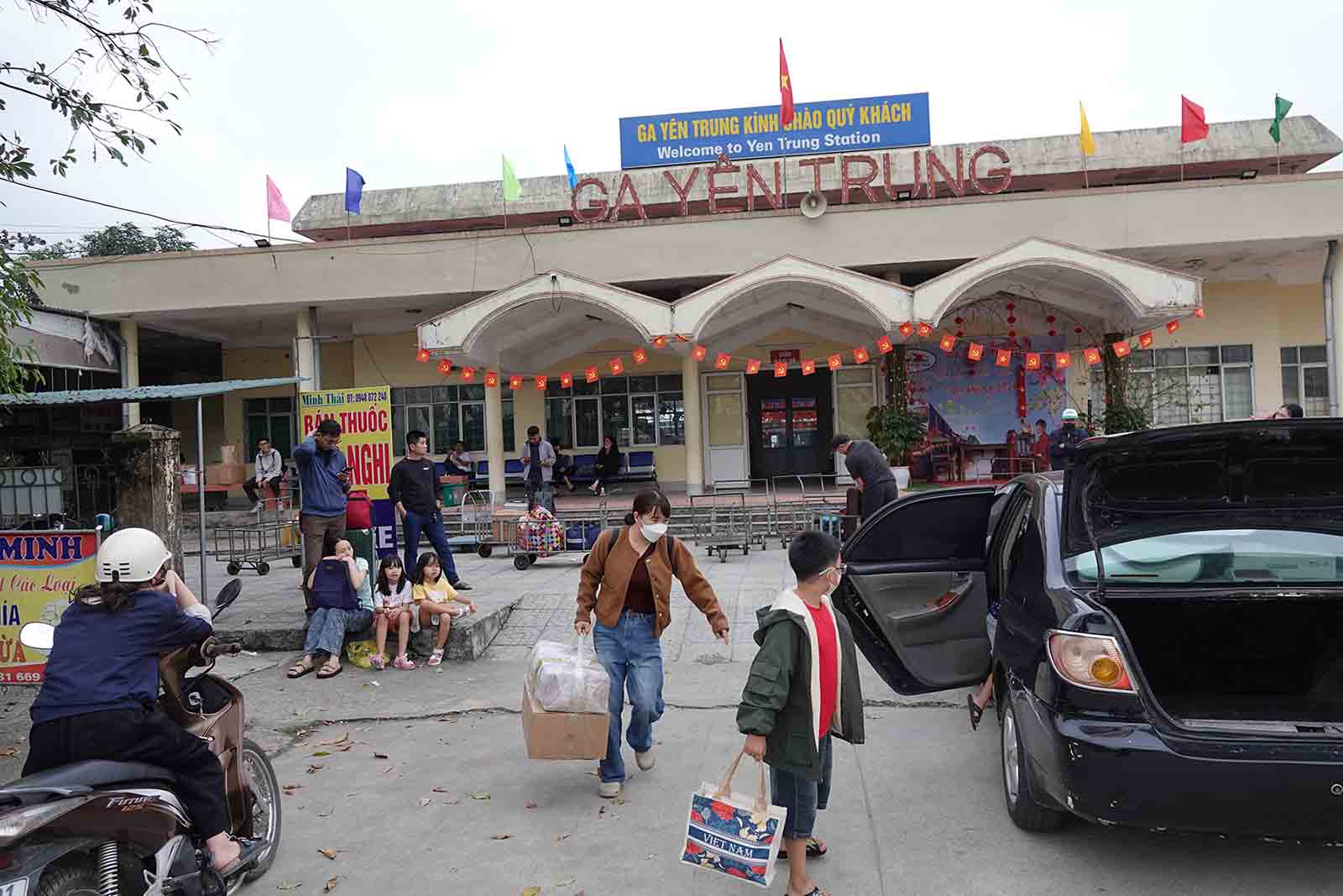 Những công nhân từ TP Hồ Chí Minh trên chuyến tàu SE 14 đáp xuống ga Yên Trung. Ảnh: Trần Tuấn.