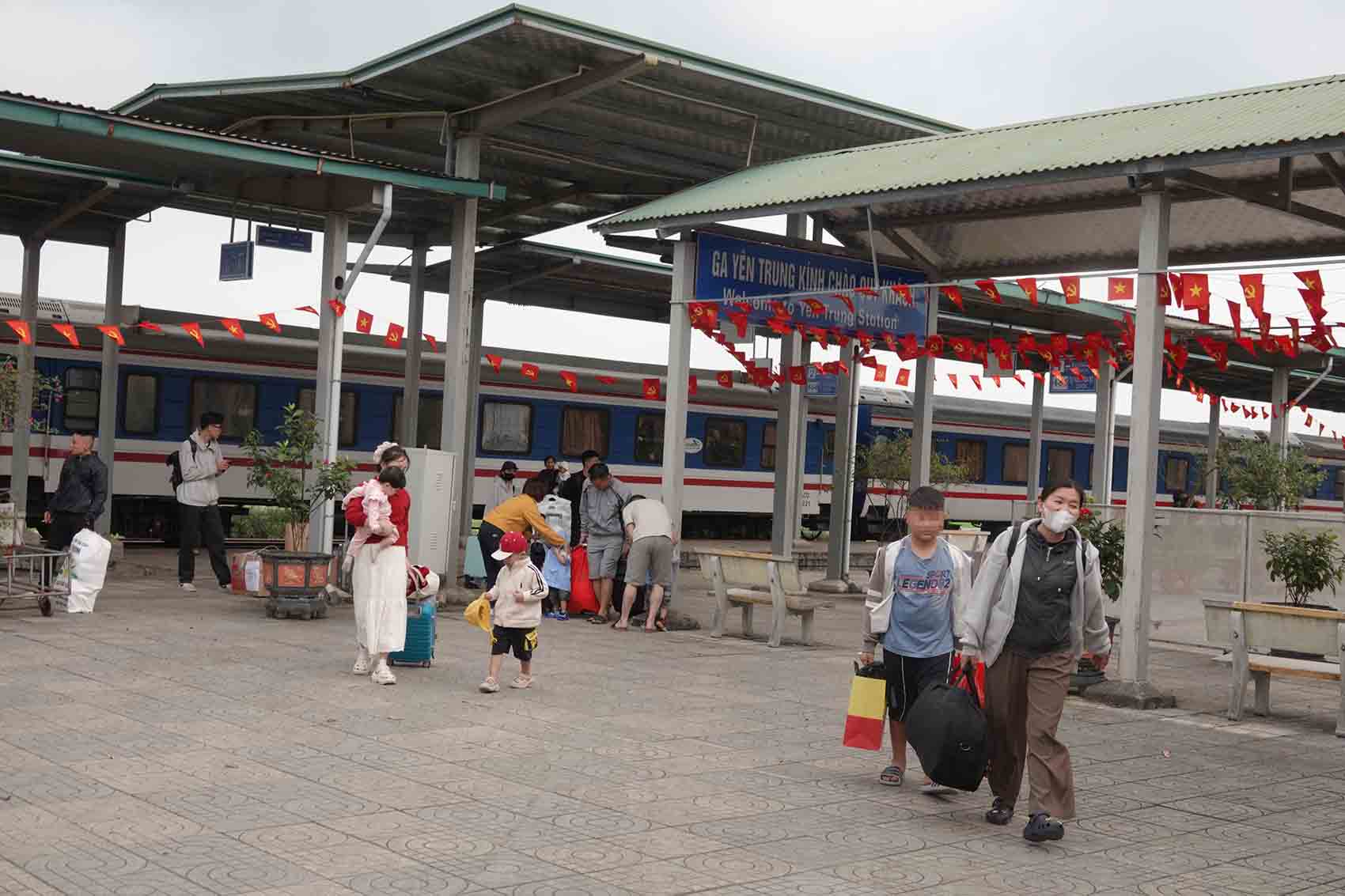 Nhiều gia đình công nhân về quê đón Tết được Tổng LĐLĐ Việt Nam tặng vé tàu. Ảnh: Trần Tuấn.