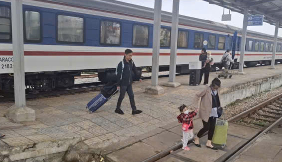 Hành khách là các gia đình công nhân rời tàu SE 14 từ TP Hồ Chí Minh về quê đón Tết ở ga Yên Trung, tỉnh Hà Tĩnh. Ảnh: Trần Tuấn