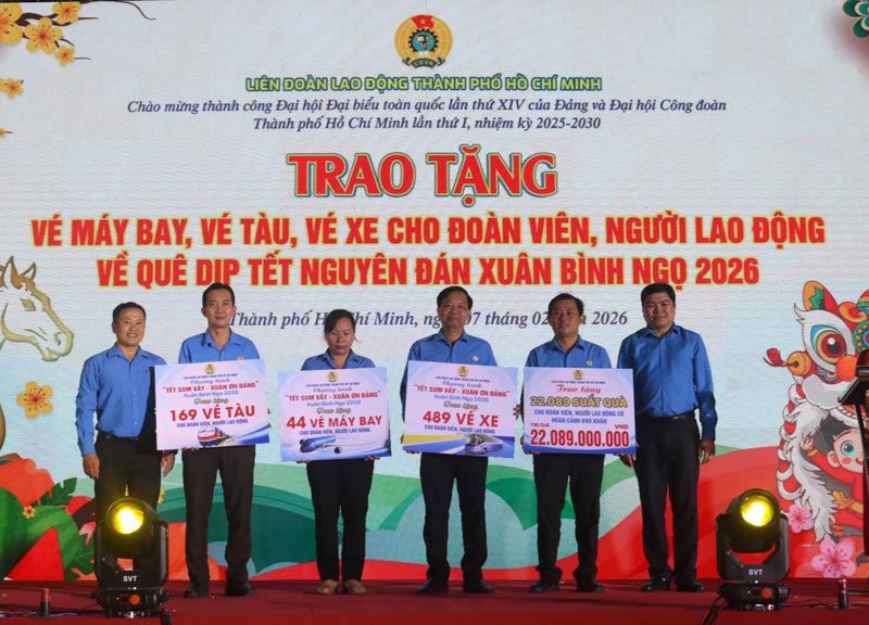 Working Group No. 9 of the Ho Chi Minh City Labor Federation presents air tickets, bus tickets, and train tickets to localities to give to workers returning home for Tet. Photo: Dinh Trong