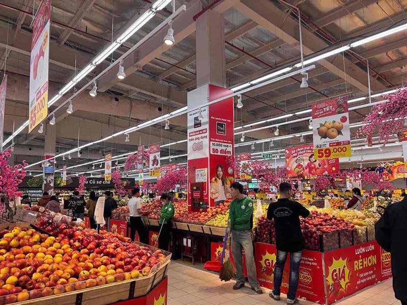 Supermarkets prepare large quantities of goods to serve people. Photo: Song Anh
