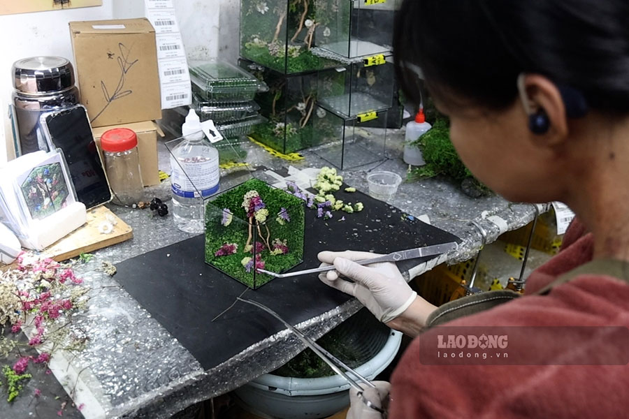 Việc tạo ra các sản phẩm thủ công đòi hỏi tính cẩn thận, độ chuẩn xác cao. Ảnh: Dương Anh