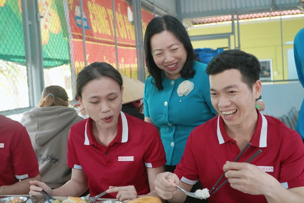 Standing Vice President of the Vietnam General Confederation of Labor Thai Thu Xuong presents Tet gifts to union members and workers and attends the year-end meal together.