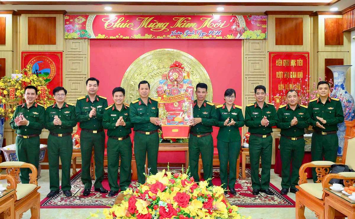 Đoàn công tác thăm và chúc Tết Binh đoàn 15. Ảnh: Triệu Bảo