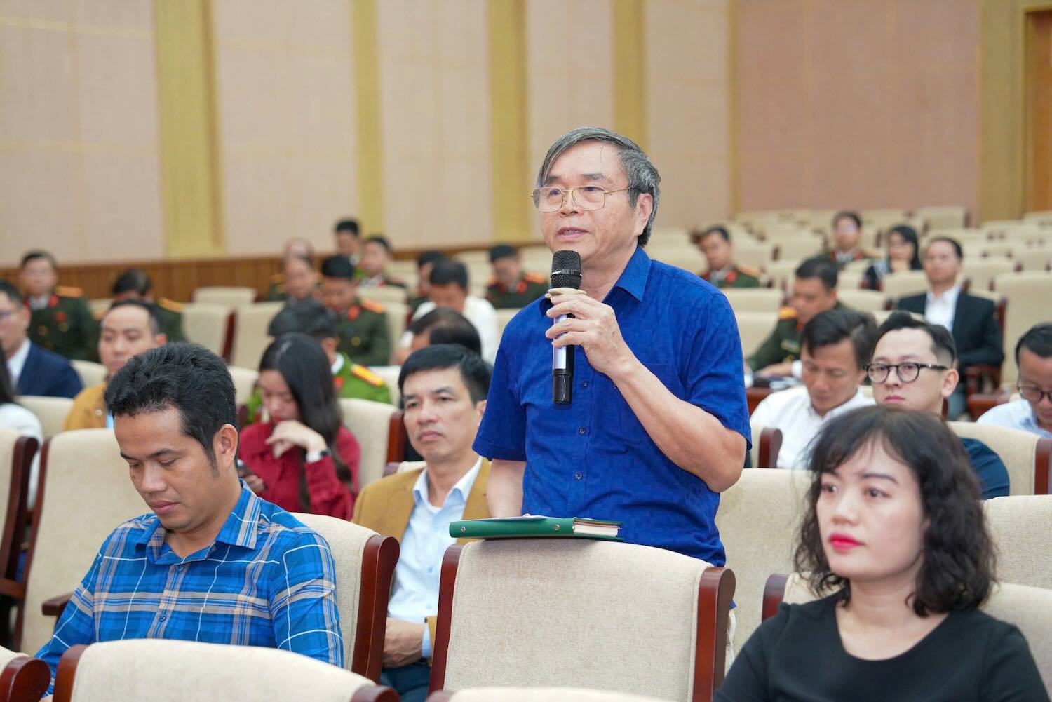 Đại diện các doanh nghiệp trên địa bàn thành phố trao đổi, nêu ra những vấn đề còn vướng mắc tại hội nghị. Ảnh: Trần Hồng.