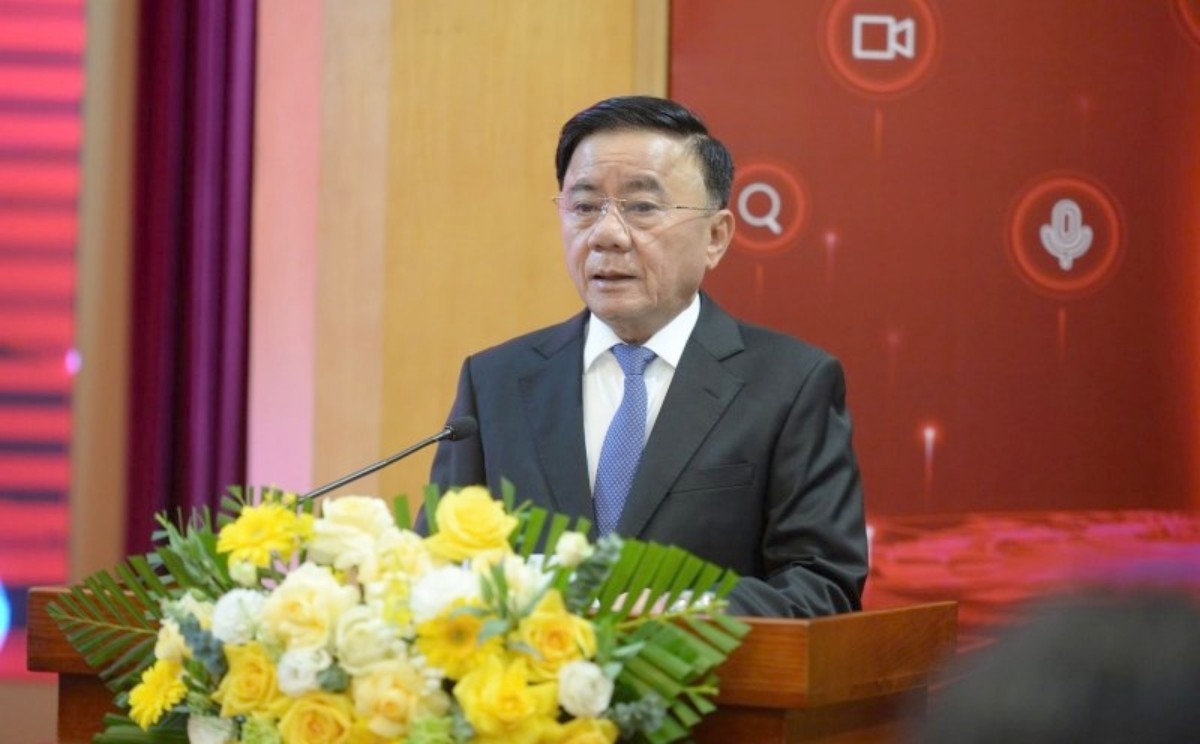 On behalf of the Secretariat, Politburo Member, Standing Secretary of the Secretariat Tran Cam Tu signed and issued Directive No. 03-CT/TW dated February 3, 2026 on strengthening the Party's leadership over the management and development of building materials in the new period. Photo: Tran Vuong