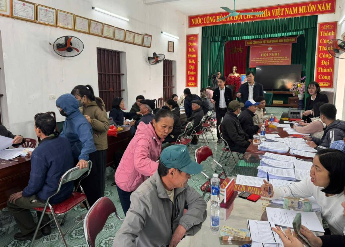 People in Co Le commune, Ninh Binh province excitedly receive compensation for site clearance for Truc Tuan Industrial Cluster. Photo: Anh Nguyen